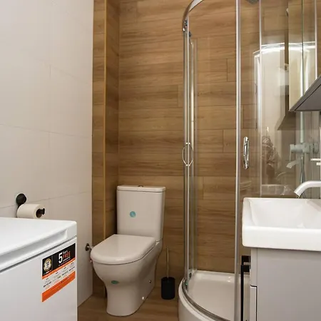 Fully Equipped Flat, 10 Min Walk Away To Central Station, 2nd Floor Appartement *