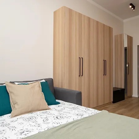 Fully Equipped Flat, 10 Min Walk Away To Central Station, 2nd Floor *