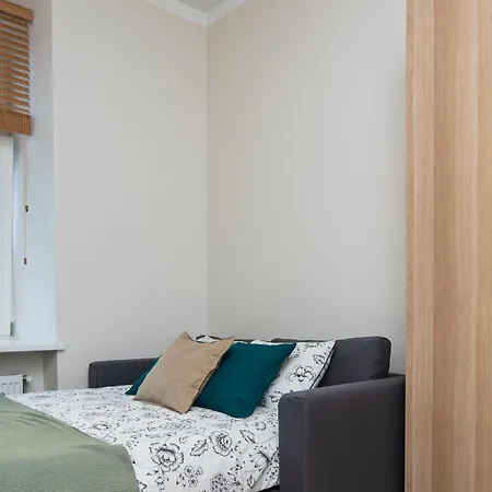 Fully Equipped Flat, 10 Min Walk Away To Central Station, 2nd Floor Appartement *