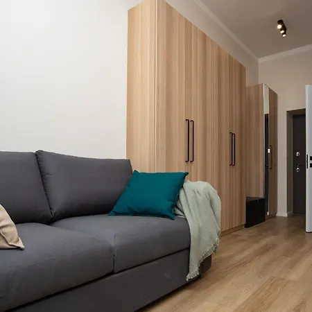 Fully Equipped Flat, 10 Min Walk Away To Central Station, 2nd Floor Appartement